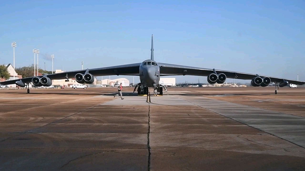 B-52轰炸机从巴克斯代尔AFB起飞(MAR 2020)